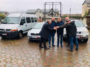 Три автомобілі для потреб Збройних Сил України передали латвійські друзі під час візиту в Україну